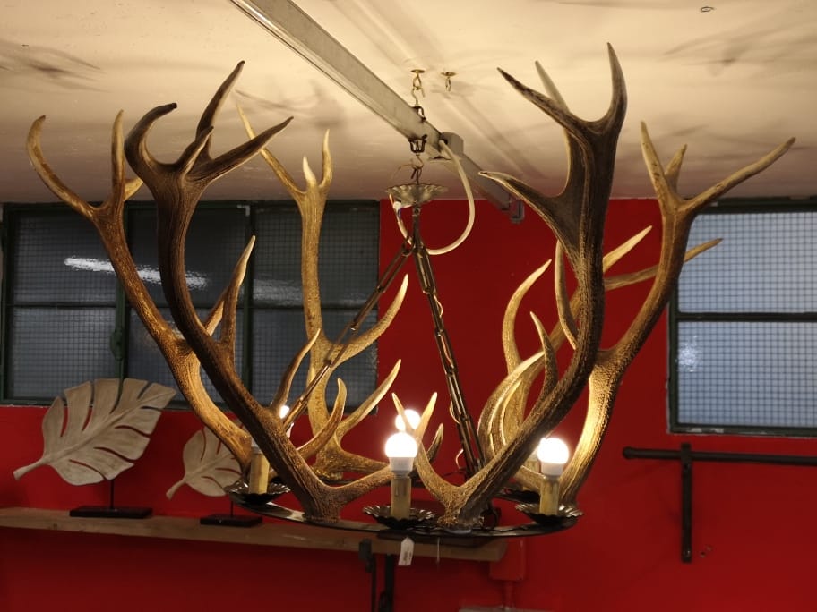Lampadario ARTIGIANALE CON CORNA DI CERVO decorativo - nientedinuovo.it