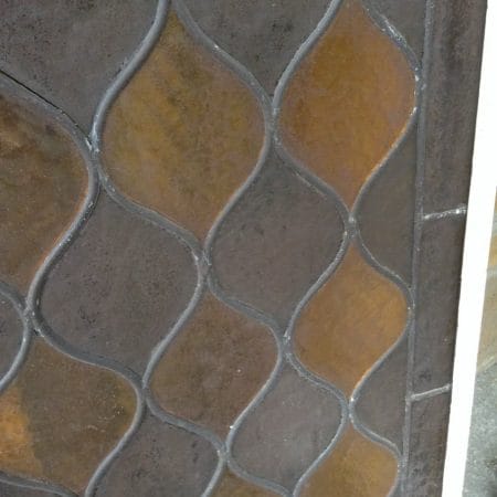 Coppia di vetrate Liberty originali con vetri piombati in due colori e cornice in ferro