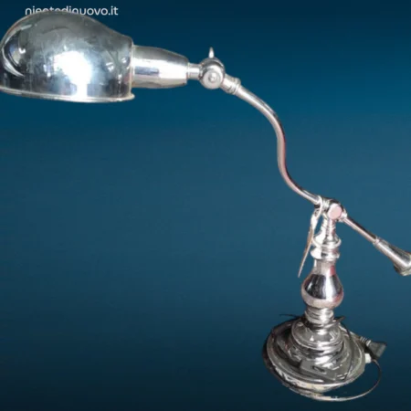 lampada da tavolo cromata con braccio regolabile e paralume orientabile