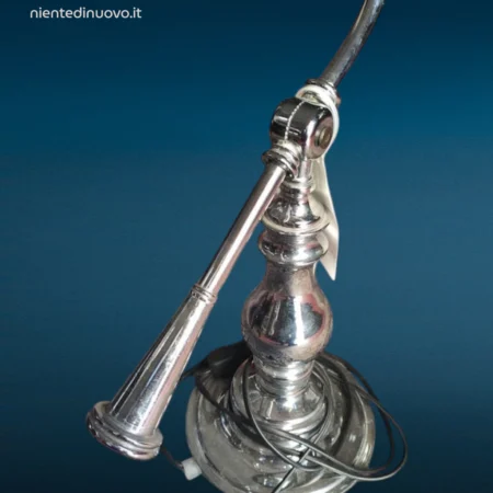 lampada da tavolo cromata con braccio regolabile e paralume orientabile