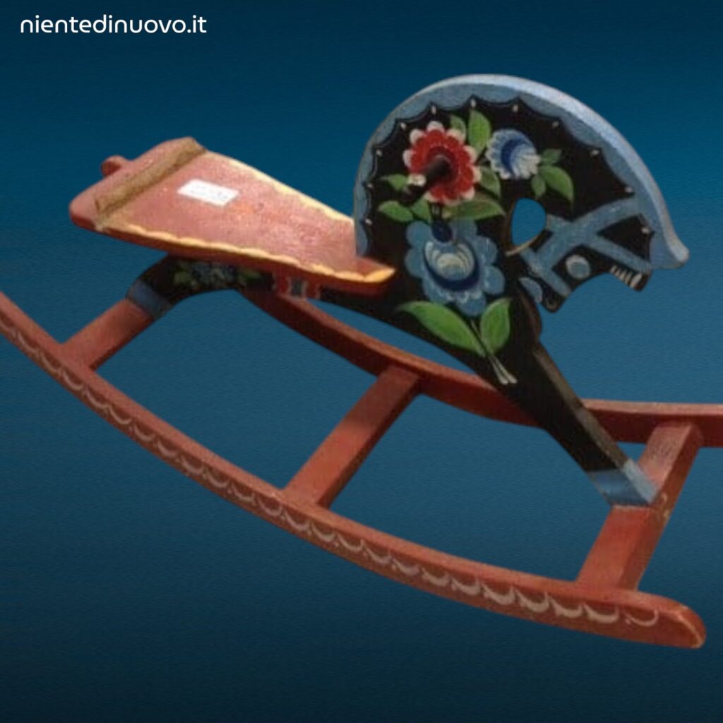 31585_1 Vecchio cavallino a dondolo in legno dipinto a mano provenienza Ungherese