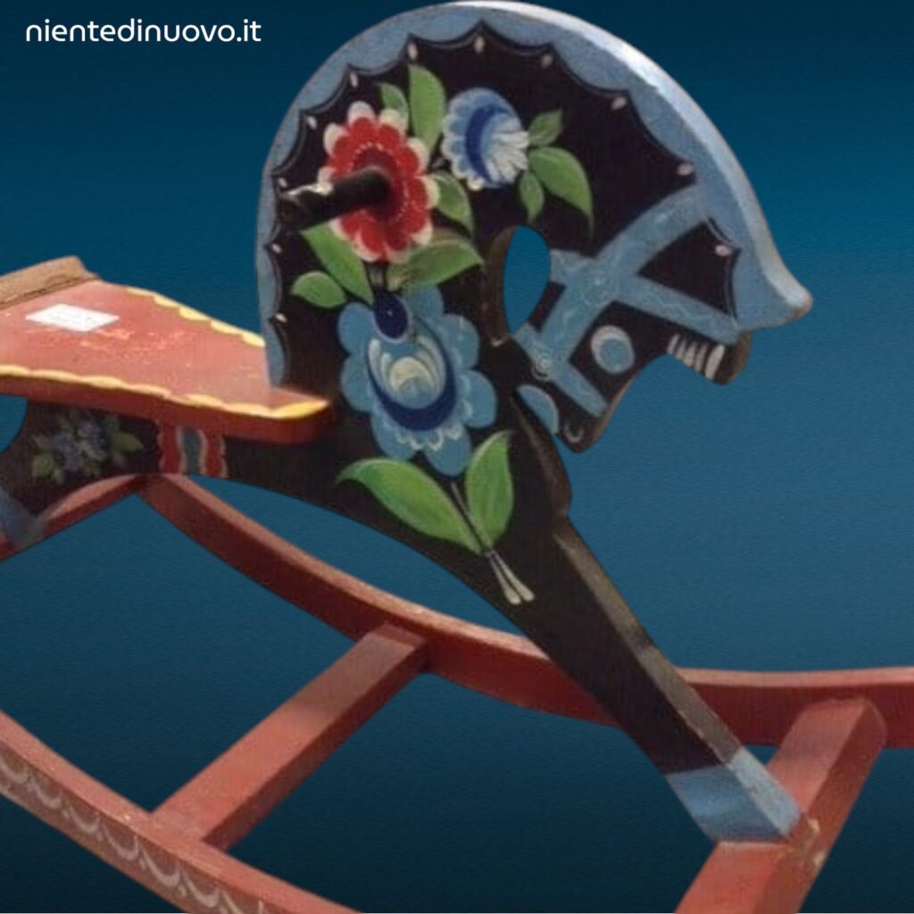 Vecchio cavallino a dondolo in legno dipinto a mano provenienza Ungherese