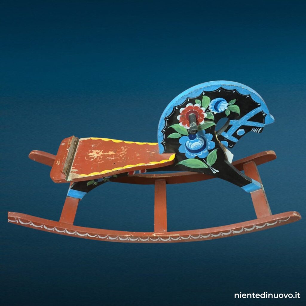 vecchio cavallino a dondolo ungherese in legno