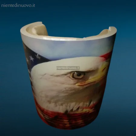 Poltrona a tazza americana in ecopelle con bandiera e aquila