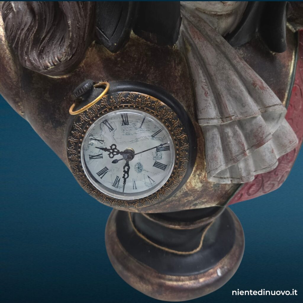 Busto in resina di cane in abiti nobiliari con orologio funzionante sul petto