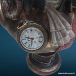 Busto in resina di cane in abiti nobiliari con orologio funzionante sul petto