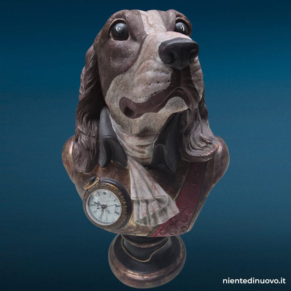 Busto in resina di cane in abiti nobiliari con orologio funzionante sul petto