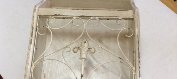 Portastrofinacci decapato in legno bianco con bastone e contenitore per cucina