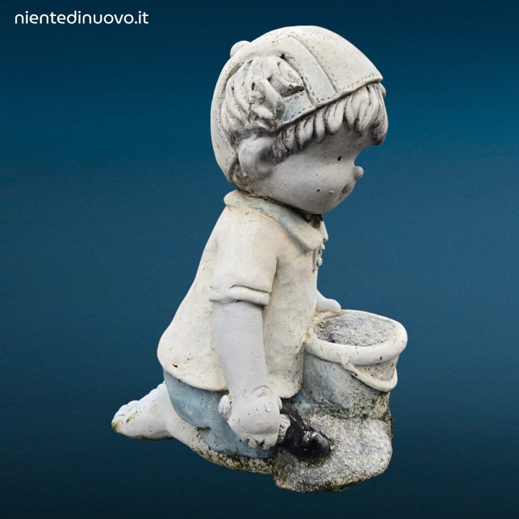 statua in terracotta da giardino raffigurante un tenero bimbo inginocchiato con secchiello