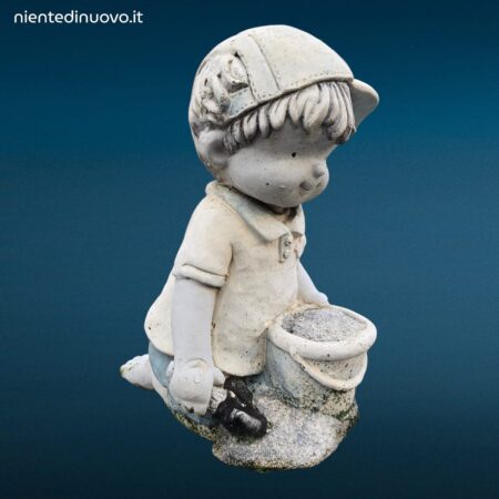 statua in terracotta da giardino raffigurante un tenero bimbo inginocchiato con secchiello
