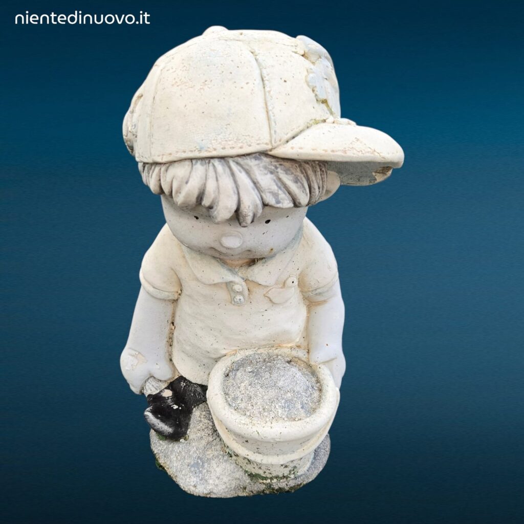 statua in terracotta da giardino raffigurante un tenero bimbo inginocchiato con secchiello