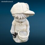 statua in terracotta da giardino raffigurante un tenero bimbo inginocchiato con secchiello