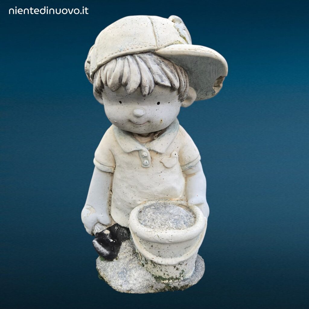 statua in terracotta da giardino raffigurante un tenero bimbo inginocchiato con secchiello