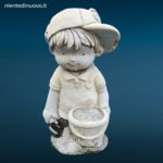 statua in terracotta da giardino raffigurante un tenero bimbo inginocchiato con secchiello