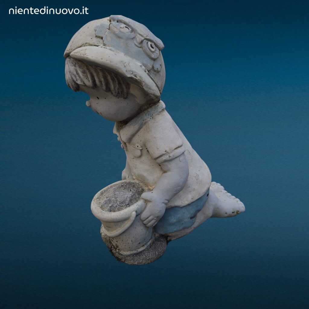 statua in terracotta da giardino raffigurante un tenero bimbo inginocchiato con secchiello