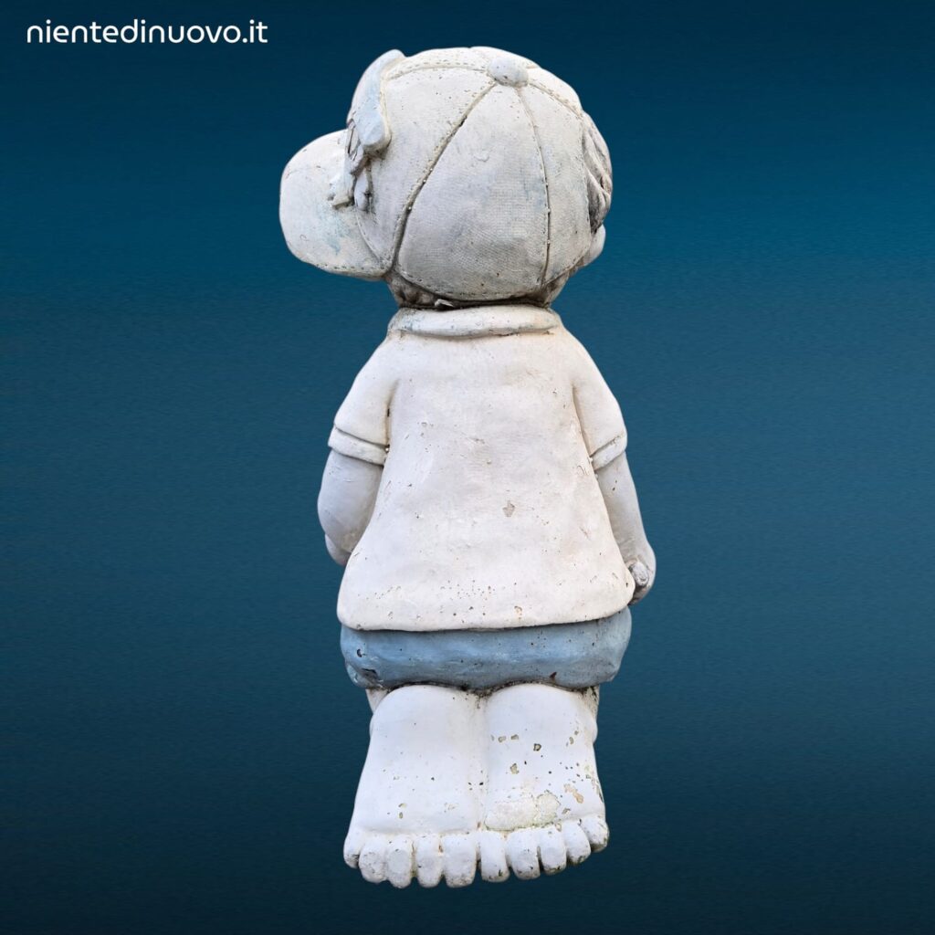 statua in terracotta da giardino raffigurante un tenero bimbo inginocchiato con secchiello