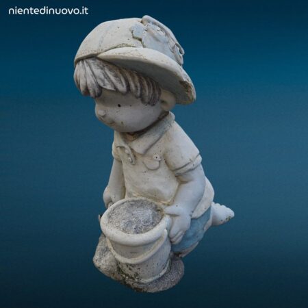 statua in terracotta da giardino raffigurante un tenero bimbo inginocchiato con secchiello