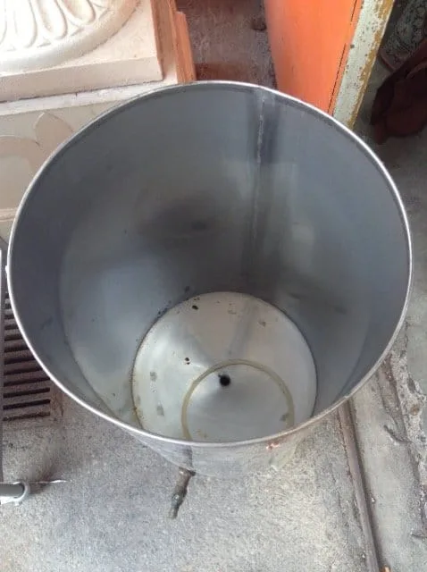 Recipiente per olio in acciaio inox usato per conservazione alimentare
