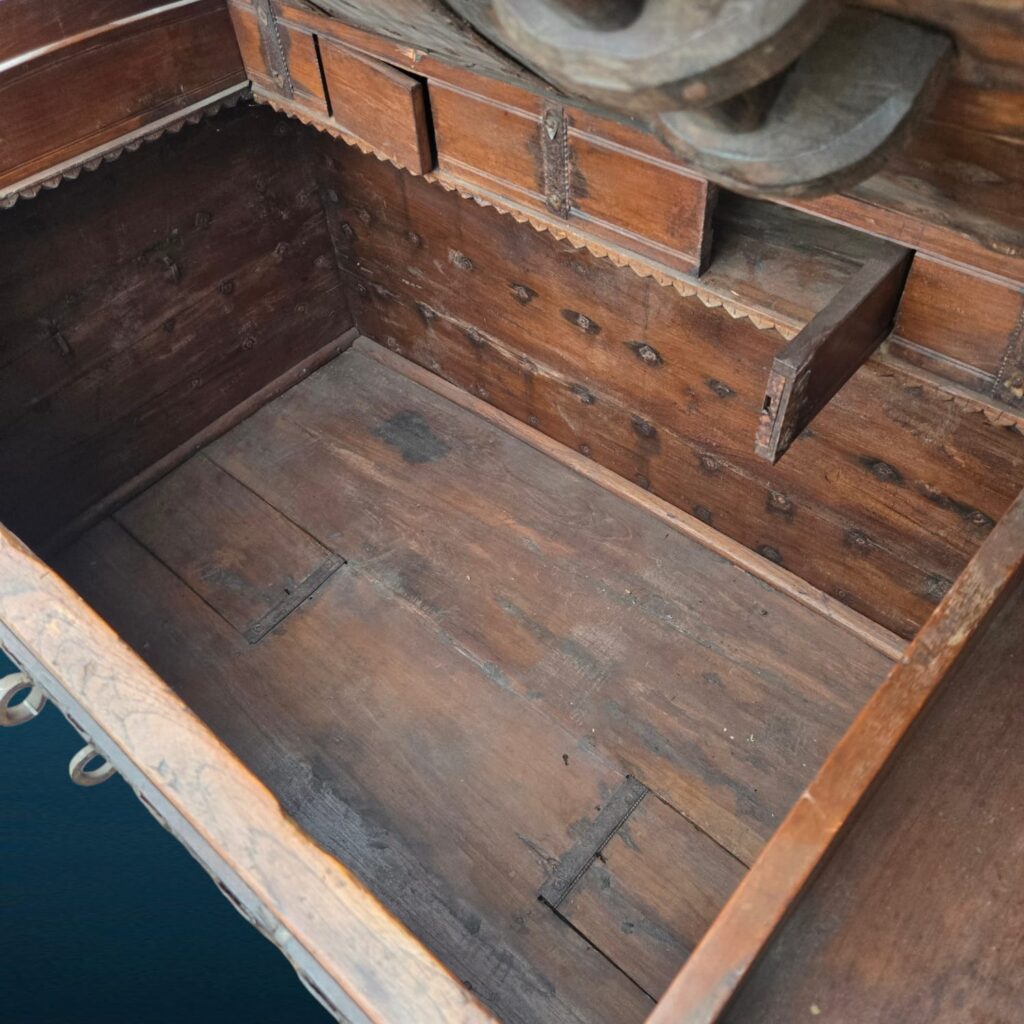 antico forziere in legno con segreti e serrature su ruote