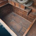 9003814_6 antico forziere in legno con segreti e serrature su ruote