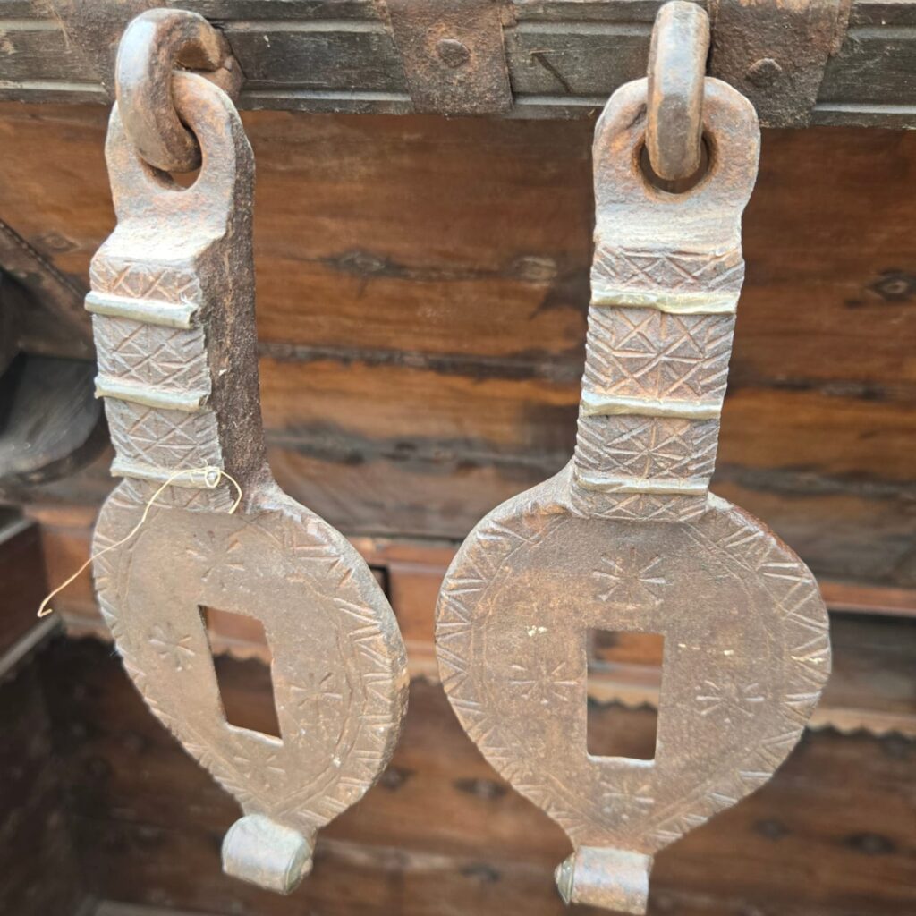 antico forziere in legno con segreti e serrature su ruote