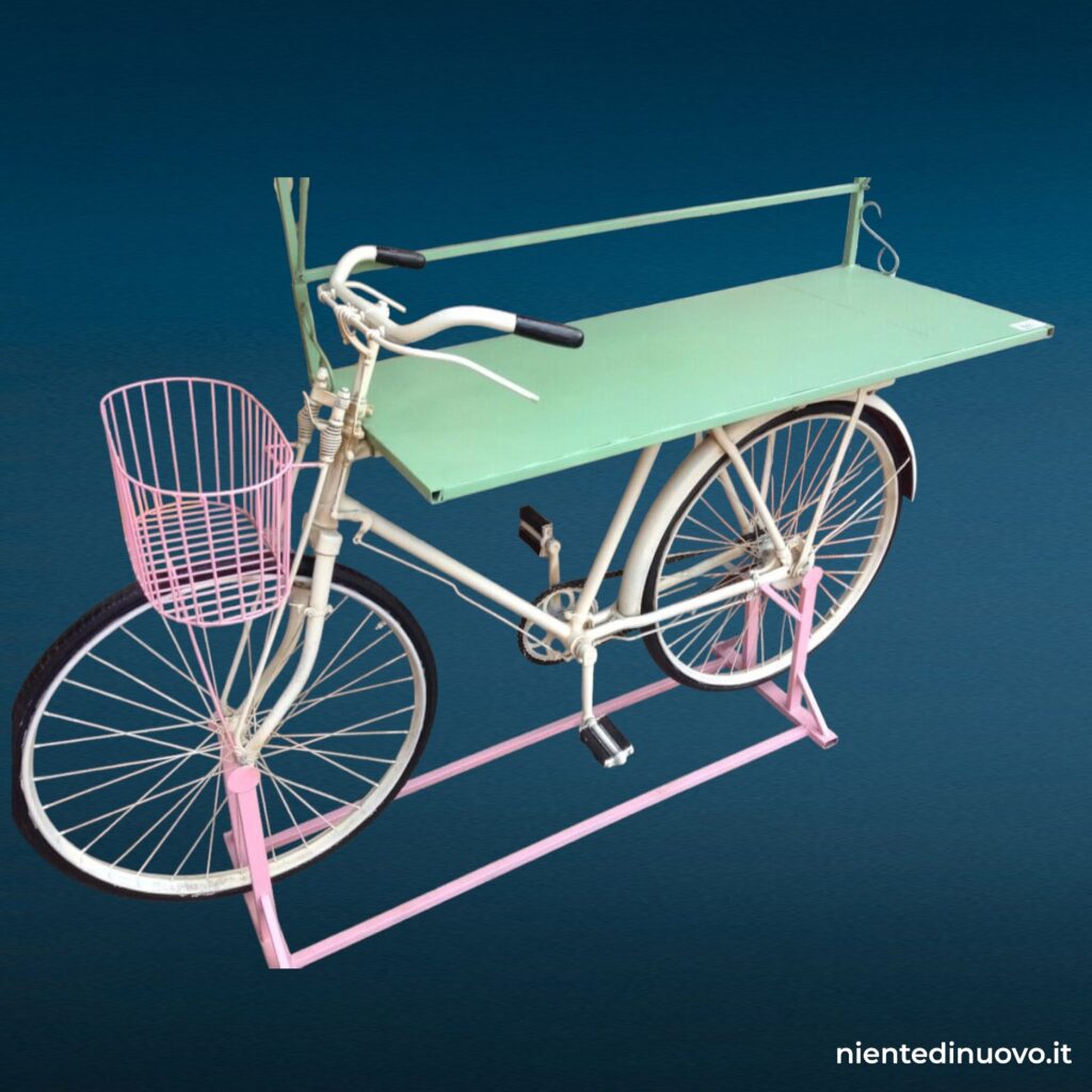 Banchetto bicicletta vintage in ferro con cappottina