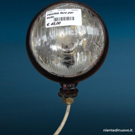 Vecchio faro tondo per auto