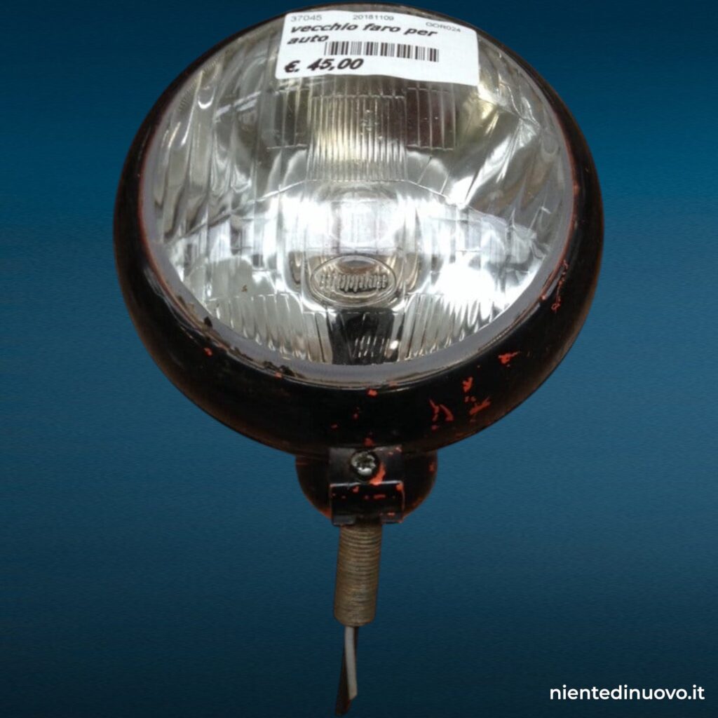 Vecchio faro tondo per auto
