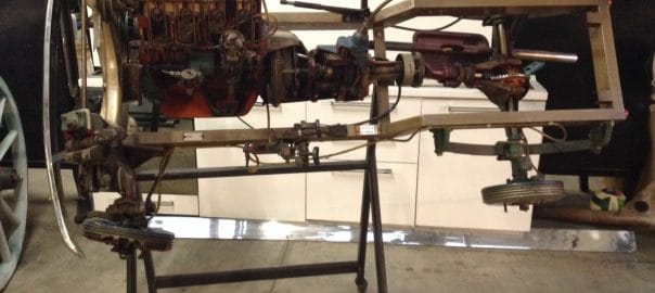 Motore sezionato da autoscuola Fiat 1100 su piedistallo