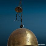 Lampadario a sospensione in metallo color ottone con campana ribattinata e catena