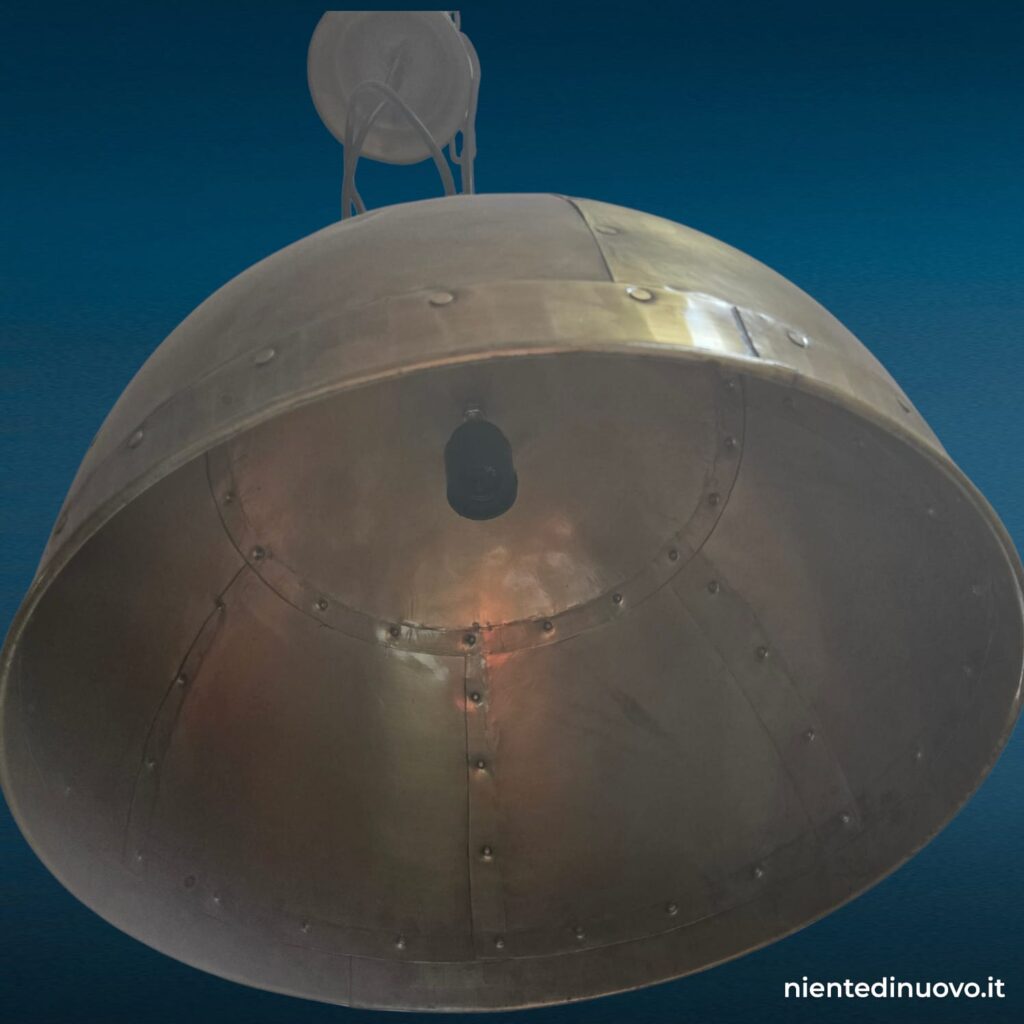 Lampadario a sospensione in metallo color ottone con campana ribattinata e catena