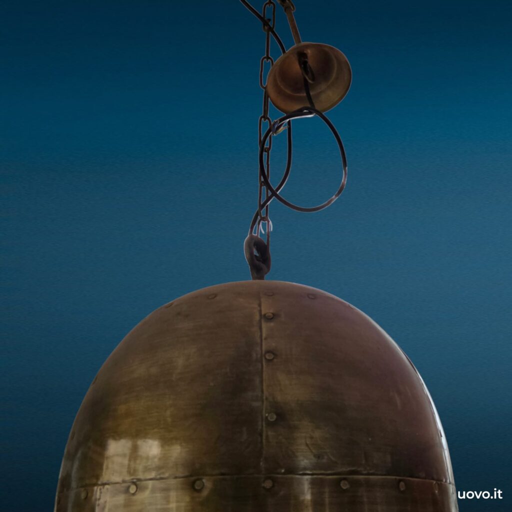 Lampadario a sospensione in metallo color ottone con campana ribattinata e catena
