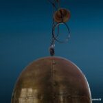 Lampadario a sospensione in metallo color ottone con campana ribattinata e catena