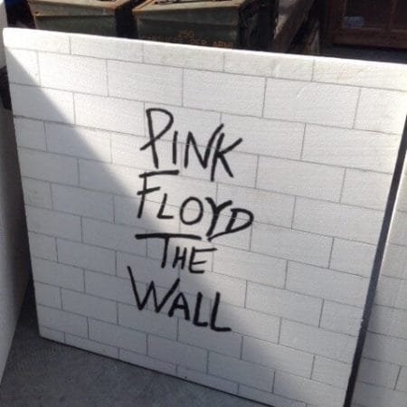 pannello in polistirolo dedicato a The Wall, celebre album dei Pink Floyd