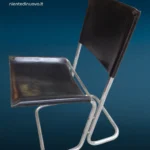poltroncina vintage in acciaio cromato con seduta e schienale in cuoio nero anni '70
