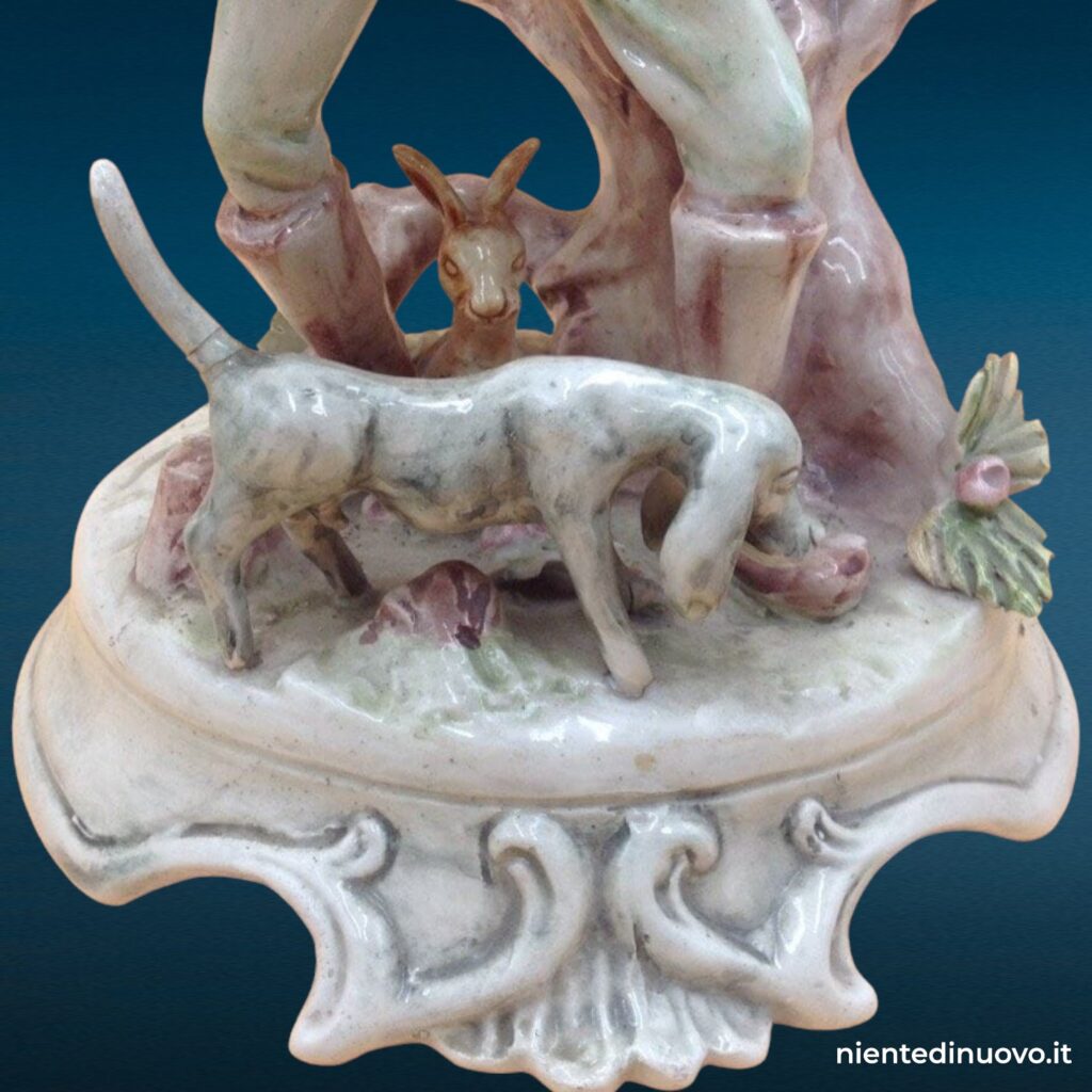 statua ceramica raffigurante cane con vecchio