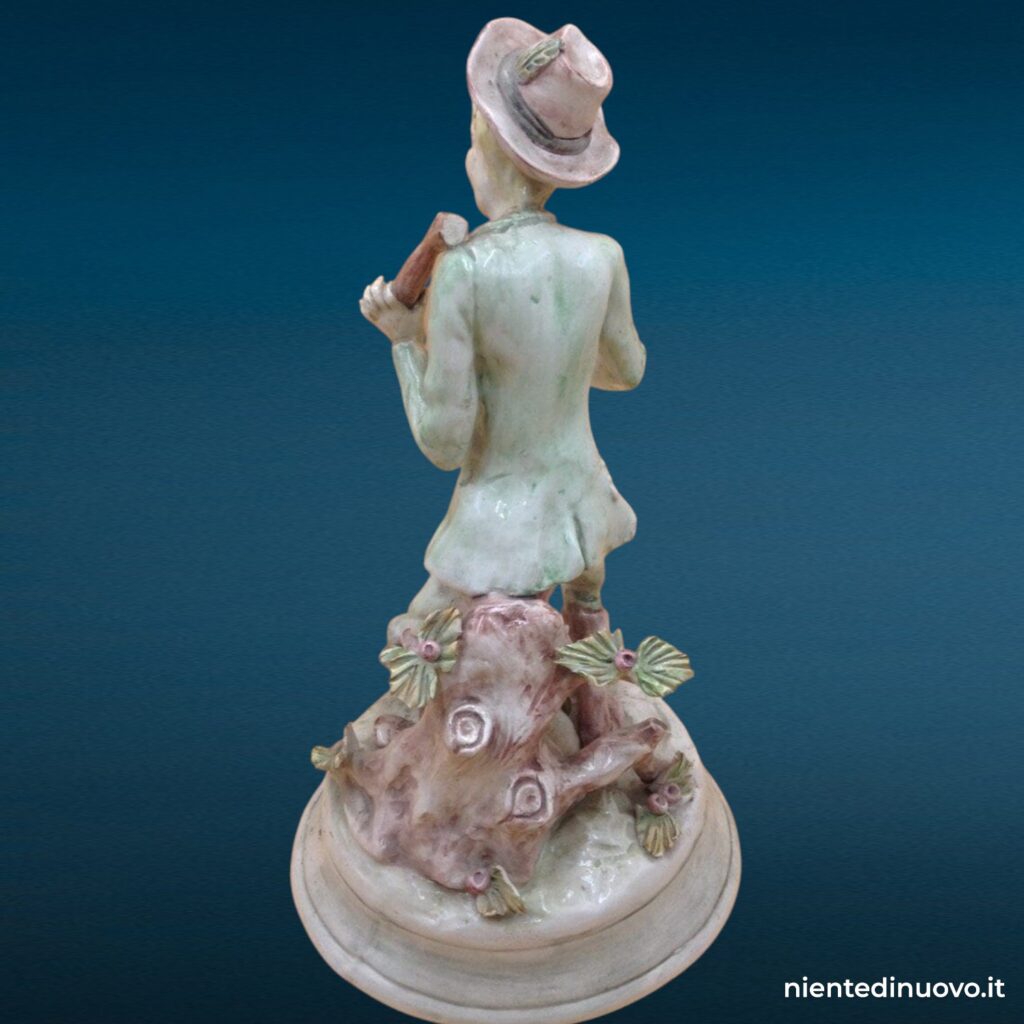 statua ceramica raffigurante cane con vecchio