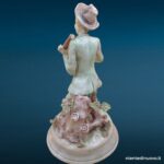 statua ceramica raffigurante cane con vecchio
