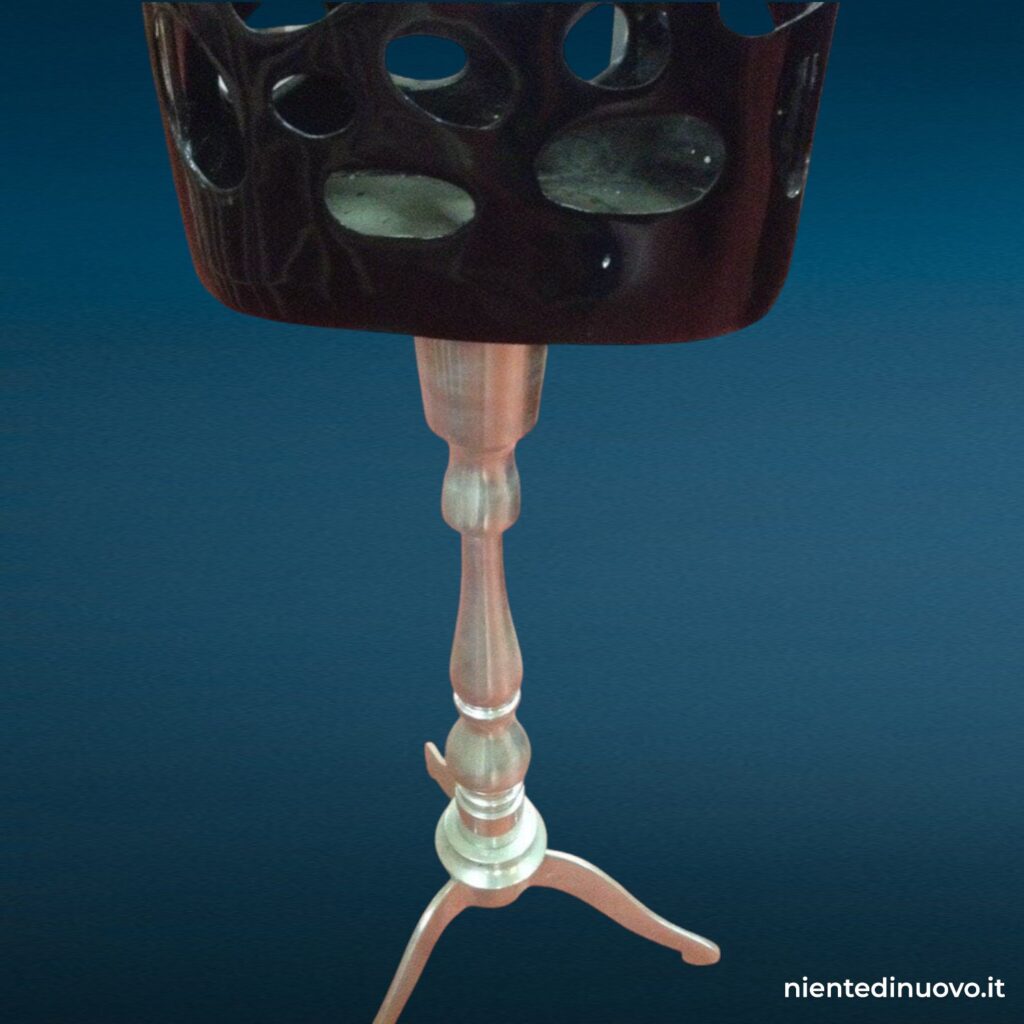 Busto manichino in metallo nero con supporto a treppiede
