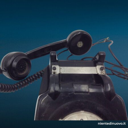 Telefono a cornetta in bachelite con selettore a rotella