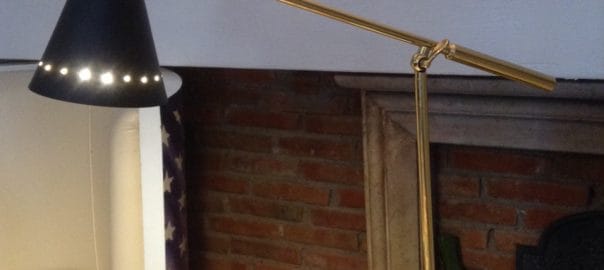 Lampada da tavolo cono snodo ottone stile Mid-Century con base in marmo