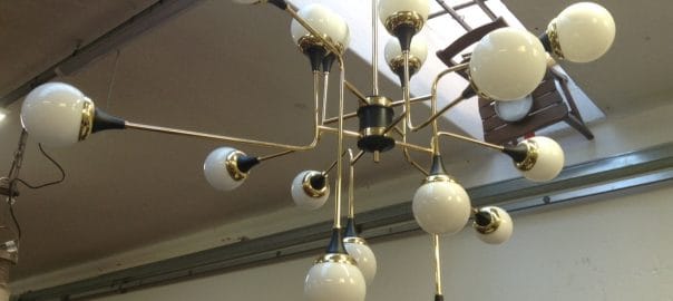 Lampadario a 16 fiamme in ottone con sfere di vetro bianco, design Mid-Century