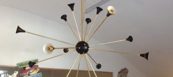 Lampadario Sputnik con sfera nera e 16 braccia in ottone