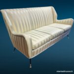 38275 Divano vintage tre posti con piedini in ottone