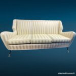 38275_1 Divano vintage tre posti con piedini in ottone