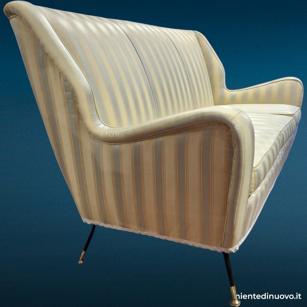 Divano vintage tre posti con piedini in ottone