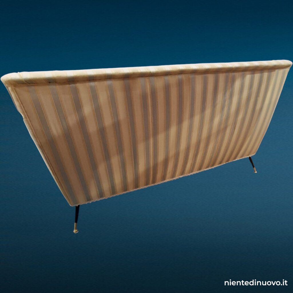 Divano vintage tre posti con piedini in ottone