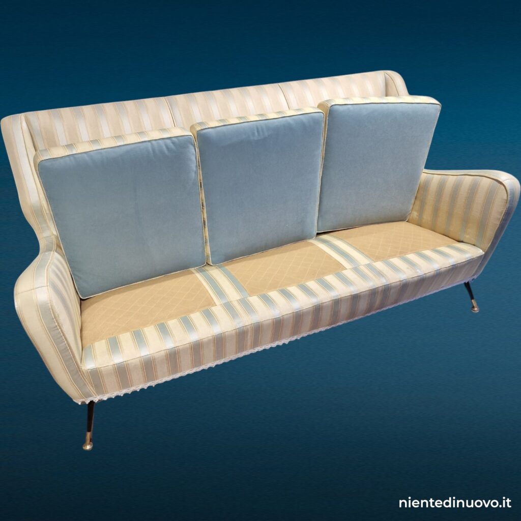 Divano vintage tre posti con piedini in ottone