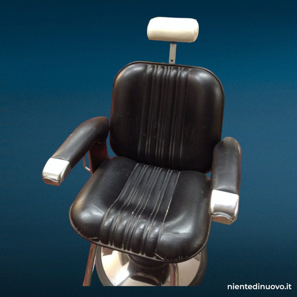 Poltrona da barbiere anni 70 in skay nero con base cromata