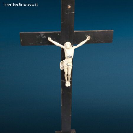 Vecchio crocifisso in legno con statuetta del Cristo dipinta